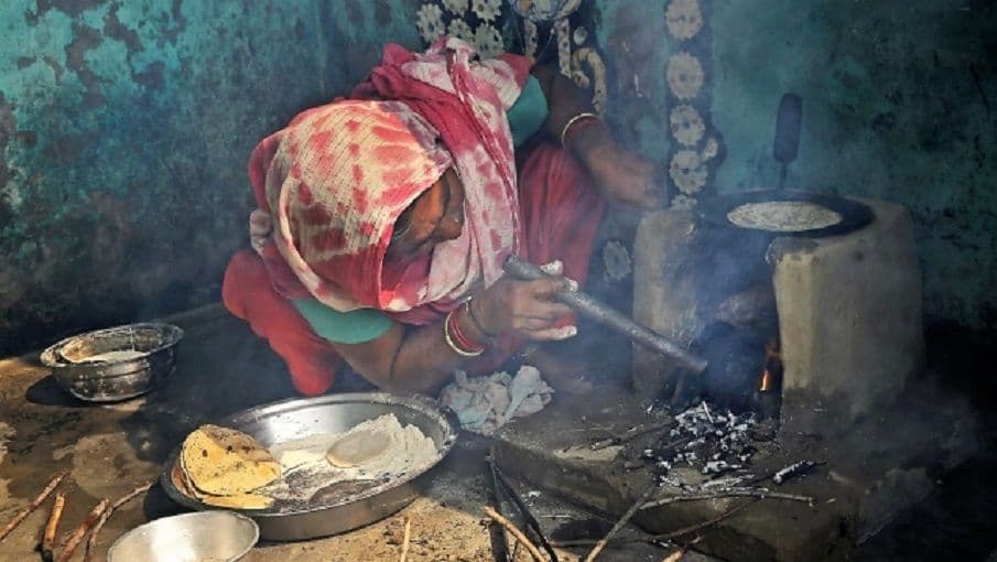 गरीब महिलाओं की उज्जवला योजना को सरकारी झटका, साल में अब सिर्फ 4 सिलेंडर