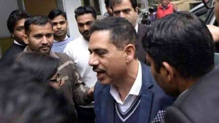 तीन अफ़सरों की टीम ने वाड्रा से की पूछताछ, 12 सवाल पूछे