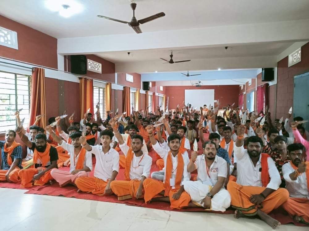 त्यौहारों में आस्था की पहचान अब- आक्रामकता, अश्लीलता और साम्प्रदायिक तनाव