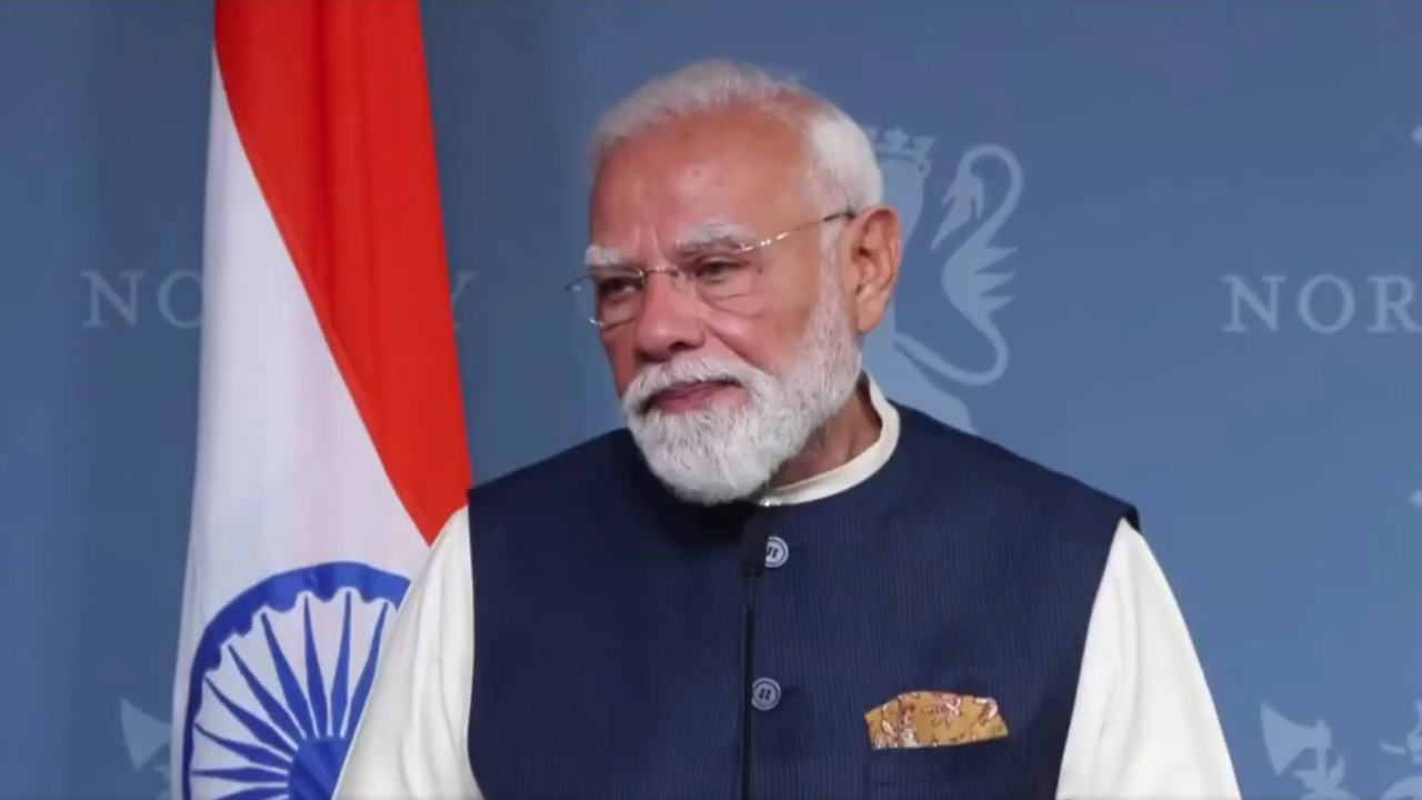 नार्वे में पत्रकारों के सवालों का जवाब दिए बिना चले गए पीएम मोदी, एमईए की लीपापोती