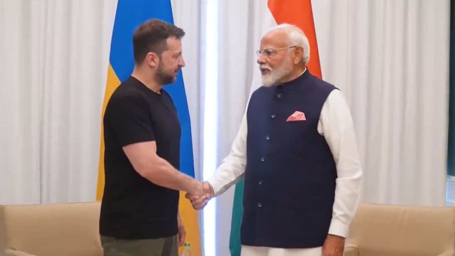 कूटनीतिक संतुलन के लिए पुतिन के स्वागत के बाद अब जेलेंस्की के लिए बिछेगा रेड कार्पेट? कूटनीतिक संतुलन के लिए पुतिन के स्वागत के बाद अब जेलेंस्की के लिए बिछेगा रेड कार्पेट?