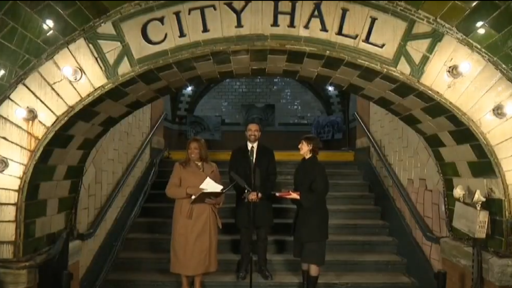 भारतीय मूल के ममदानी ने न्यूयॉर्क मेयर की शपथ ली; क्या 'वामपंथी' दौर लाएँगे? भारतीय मूल के ममदानी ने न्यूयॉर्क मेयर की शपथ ली; क्या 'वामपंथी' दौर लाएँगे?