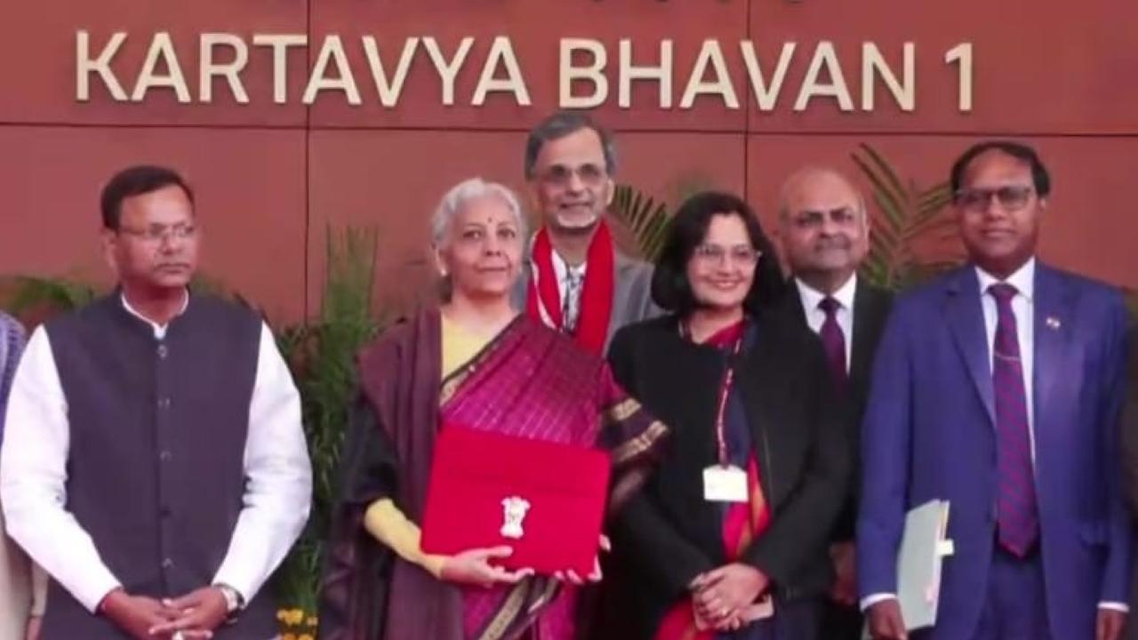 बजट 2026 Live: निर्मला सीतारमण ने राष्ट्रपति को बजट की कॉपी सौंपी बजट 2026 Live: निर्मला सीतारमण ने राष्ट्रपति को बजट की कॉपी सौंपी