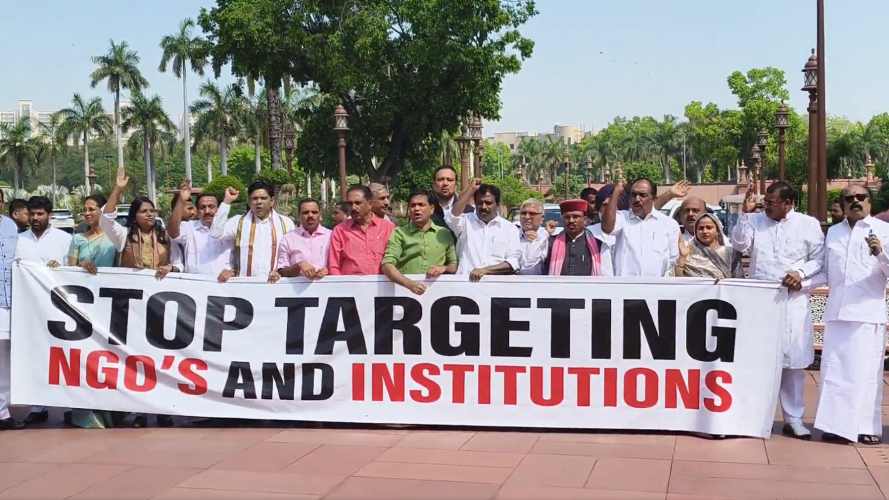 विदेशी चंदे वाले FCRA बिल पर विपक्ष के विरोध से झुकी सरकार, विधेयक को रोकना पड़ा विदेशी चंदे वाले FCRA बिल पर विपक्ष के विरोध से झुकी सरकार, विधेयक को रोकना पड़ा