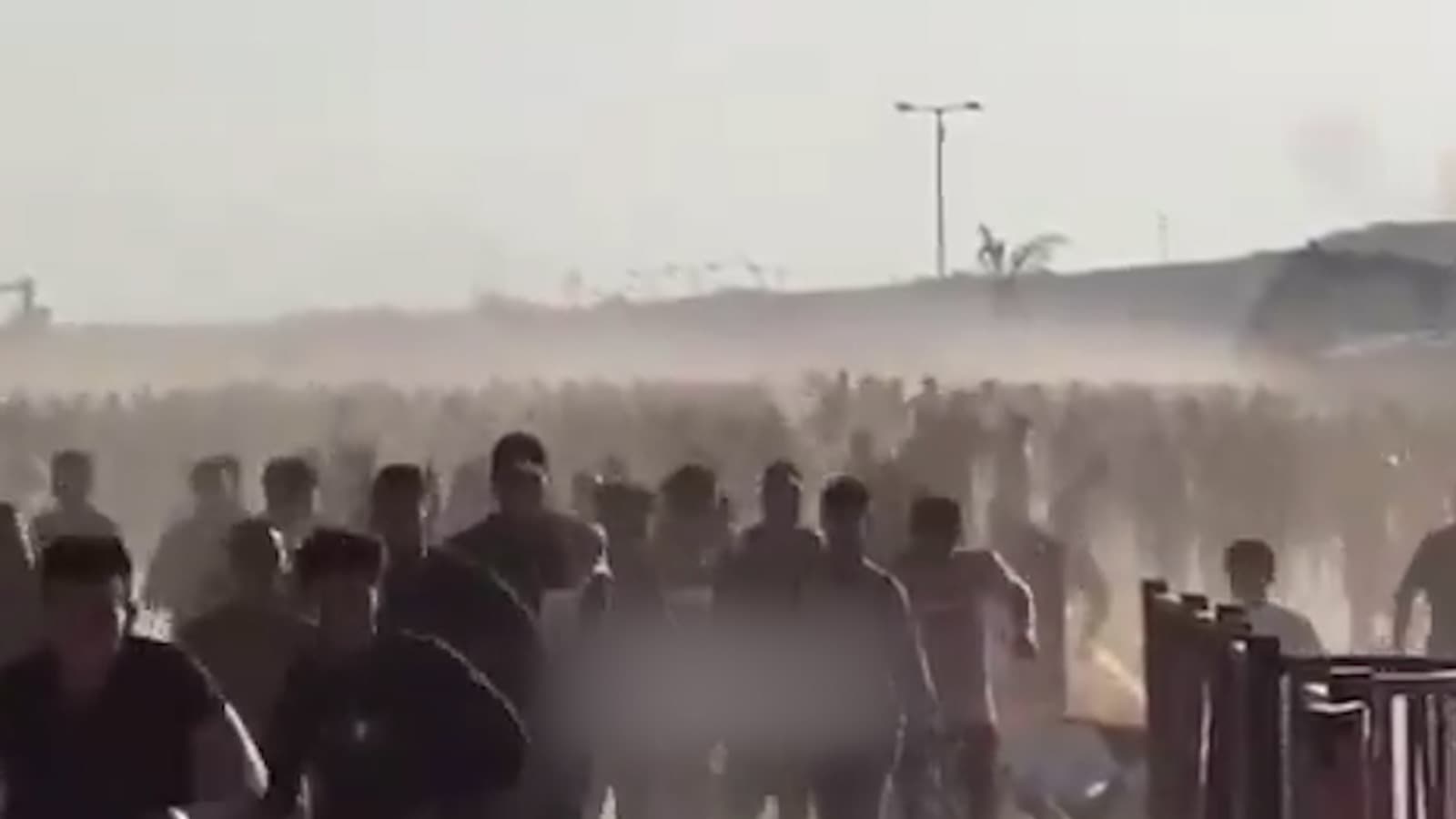 ग़ज़ा में फ़ायरिंग के दौरान हालात। LIVE: ग़ज़ा सहायता केंद्र के पास इसराइली सेना की गोलीबारी में 30 की मौत