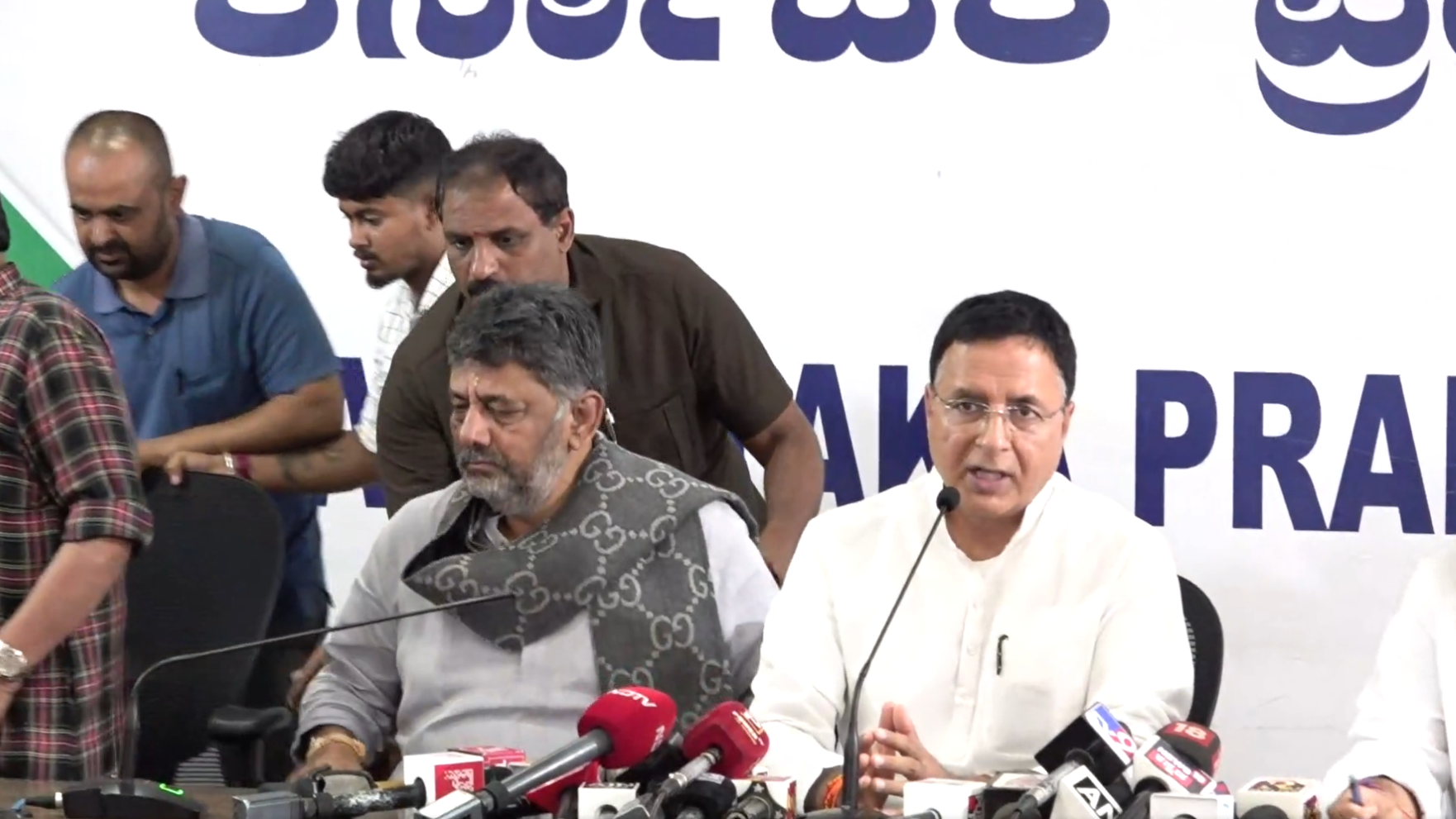 कर्नाटक में नेतृत्व बदलाव की अटकलें सिर्फ़ अफवाह- कांग्रेस; सियासी हलचल पर लगेगा ब्रेक? कर्नाटक में नेतृत्व बदलाव की अटकलें सिर्फ़ अफवाह- कांग्रेस; सियासी हलचल पर लगेगा ब्रेक?