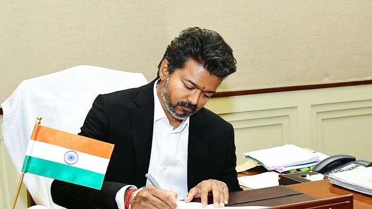 तमिलनाडु की विजय सरकार गिराने की साजिश? MLA बोले- 35 करोड़ की पेशकश हुई; 3 गिरफ्तार तमिलनाडु की विजय सरकार गिराने की साजिश? MLA बोले- 35 करोड़ की पेशकश हुई; 3 गिरफ्तार