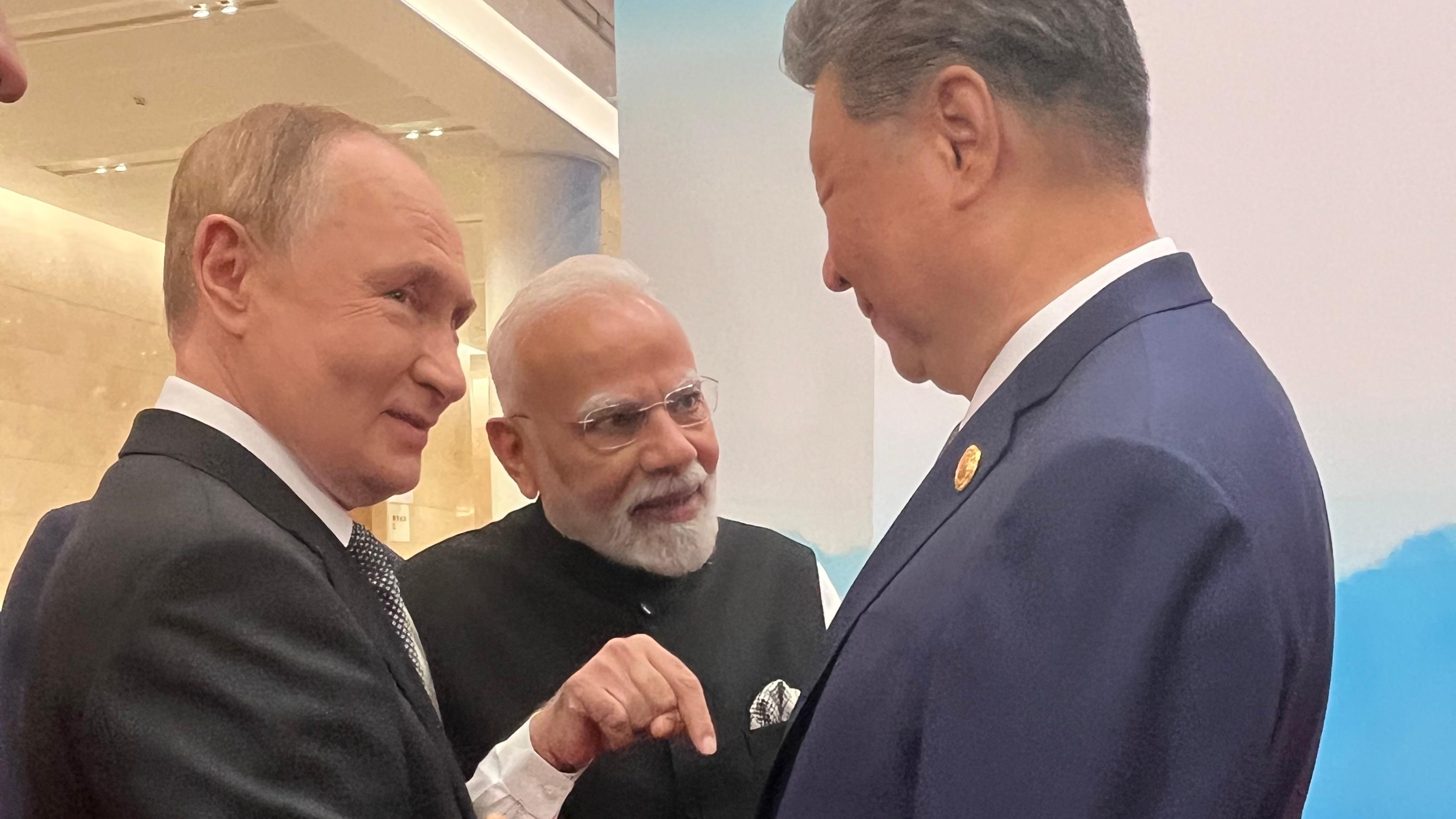 नरेंद्र मोदी, व्लादिमीर पुतिन और शी जिनपिंग। narendra modi sco meeting declaration