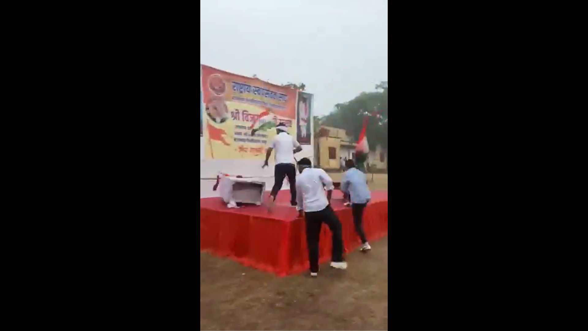 जयपुर यूनिवर्सिटी में शस्त्र पूजन का विरोध, छात्रों को पुलिस और RSS वालों ने मिलकर पीटा जयपुर यूनिवर्सिटी में शस्त्र पूजन का विरोध, छात्रों को पुलिस और RSS वालों ने मिलकर पीटा