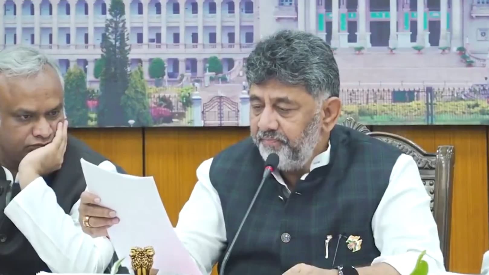 कर्नाटक में फॉर्म-7 से 50 लाख वोटर हटाने की बड़ी साजिश? डीके शिवकुमार का BJP, ECI पर गंभीर आरोप कर्नाटक में फॉर्म-7 से 50 लाख वोटर हटाने की बड़ी साजिश? डीके शिवकुमार का BJP, ECI पर गंभीर आरोप