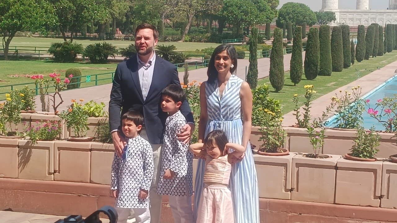 जेडी वेंस ने पत्नी उषा के ईसाई बनने वाली टिप्पणी पर दी सफाई, कहा- ऐसा कुछ नहीं है जेडी वेंस ने पत्नी उषा के ईसाई बनने वाली टिप्पणी पर दी सफाई, कहा- ऐसा कुछ नहीं है