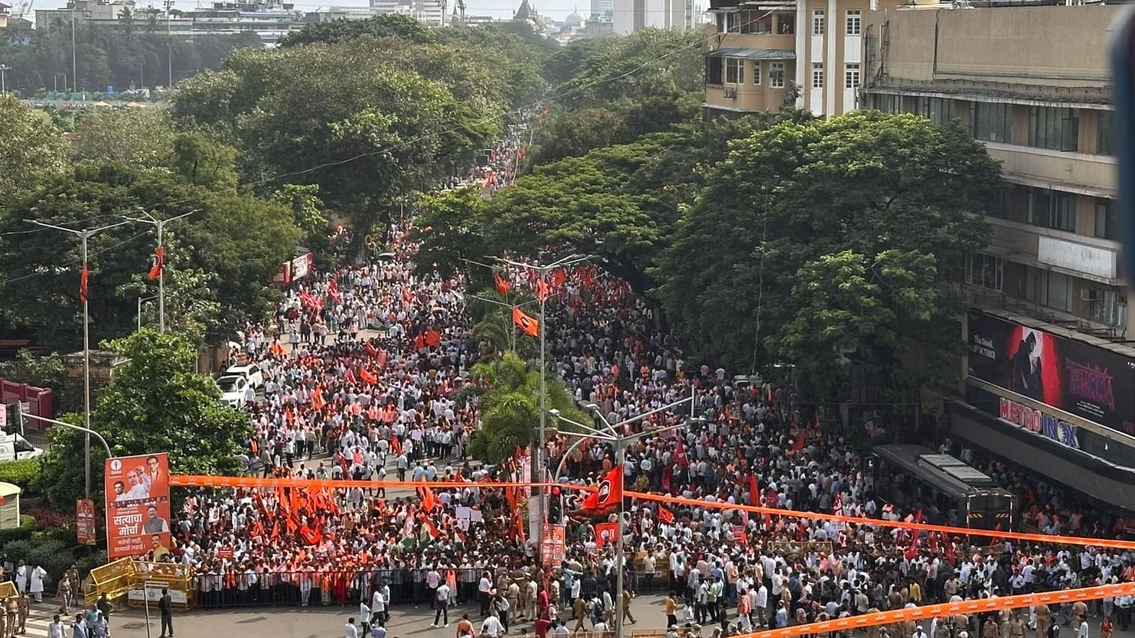 सत्याचा मोर्चाः अनुमति न होने के बावजूद वोट चोरी के खिलाफ मुंबई में जनता सड़कों पर सत्याचा मोर्चाः अनुमति न होने के बावजूद वोट चोरी के खिलाफ मुंबई में जनता सड़कों पर