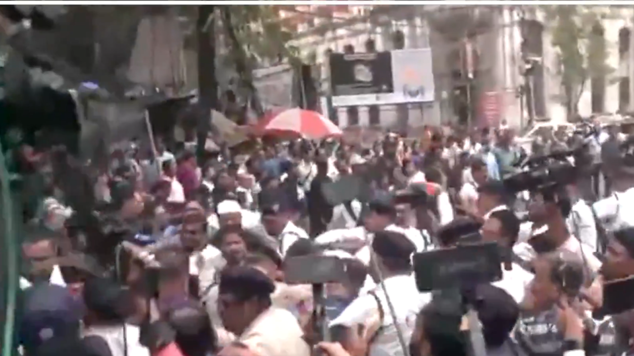 चुनाव आयोग के तमाम दावों के बावजूद बंगाल में बीएलओ का प्रदर्शन क्यों चुनाव आयोग के तमाम दावों के बावजूद बंगाल में बीएलओ का प्रदर्शन क्यों