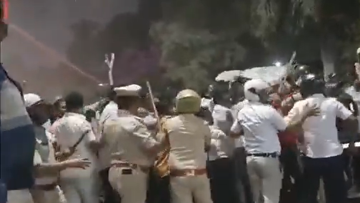 कर्नाटकः बल्लारी में बीजेपी नेताओं ने वाल्मीकि का बैनर नहीं लगाने दिया, हिंसा में एक मौत कर्नाटकः बल्लारी में बीजेपी नेताओं ने वाल्मीकि का बैनर नहीं लगाने दिया, हिंसा में एक मौत