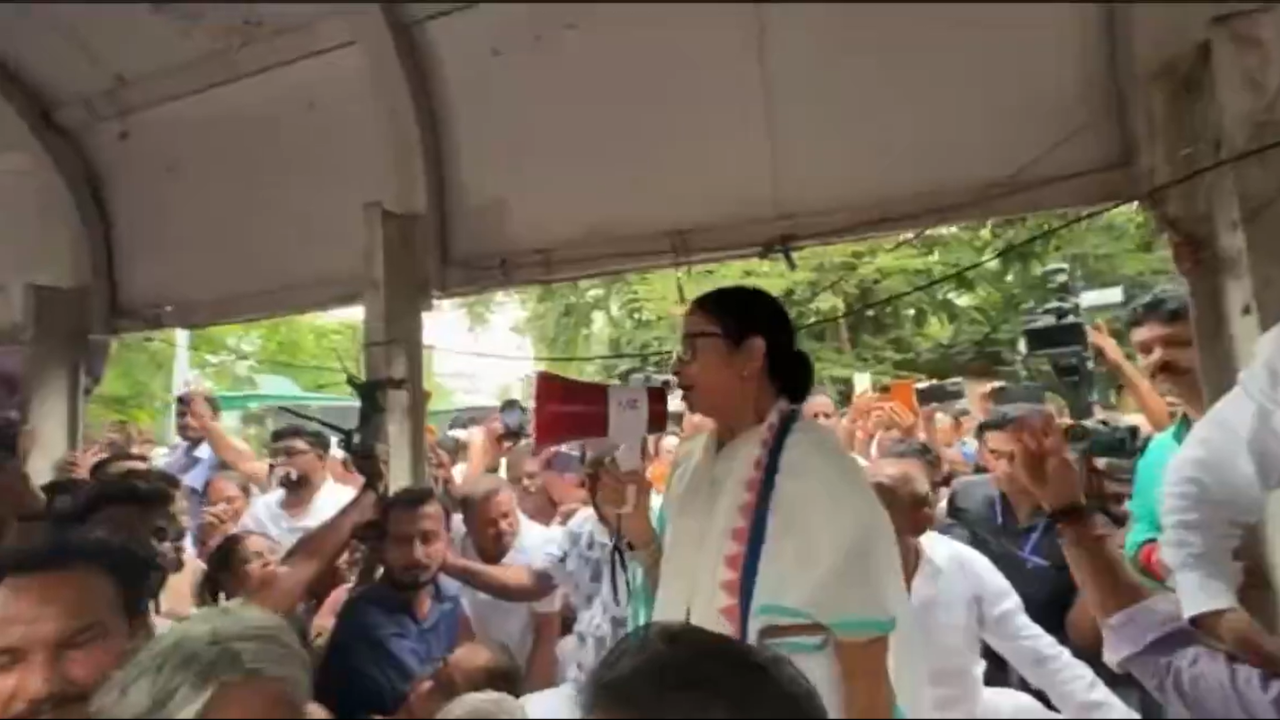 ममता बनर्जी धरने पर, बीजेपी से 'लड़ेंगे या मरेंगे' का ऐलान, TMC विधायक 'भाग' रहे ममता बनर्जी धरने पर, बीजेपी से 'लड़ेंगे या मरेंगे' का ऐलान, TMC विधायक 'भाग' रहे