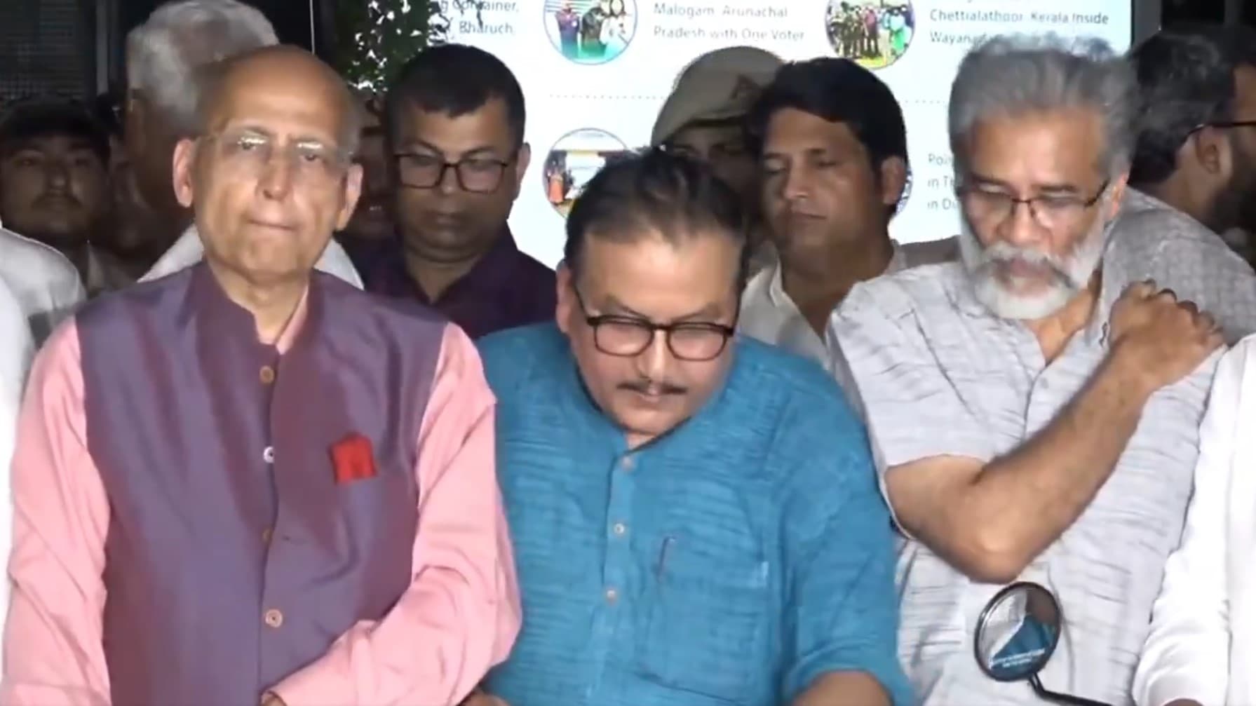 बिहार मतदाता सूची पर 11 पार्टियों ने ECI से पूछे 5 बड़े सवाल; क्या जवाब मिलेंगे? बिहार मतदाता सूची पर 11 पार्टियों ने ECI से पूछे 5 बड़े सवाल; क्या जवाब मिलेंगे?