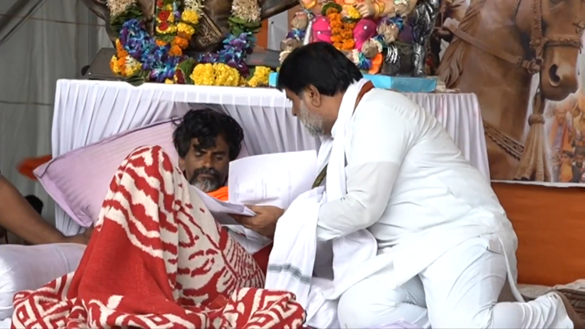 मराठा कोटा आंदोलनकारी मनोज जारांगे मुंबई पुलिस का मंगलवार सुबह नोटिस देखते हुए। मनोज जारांगे