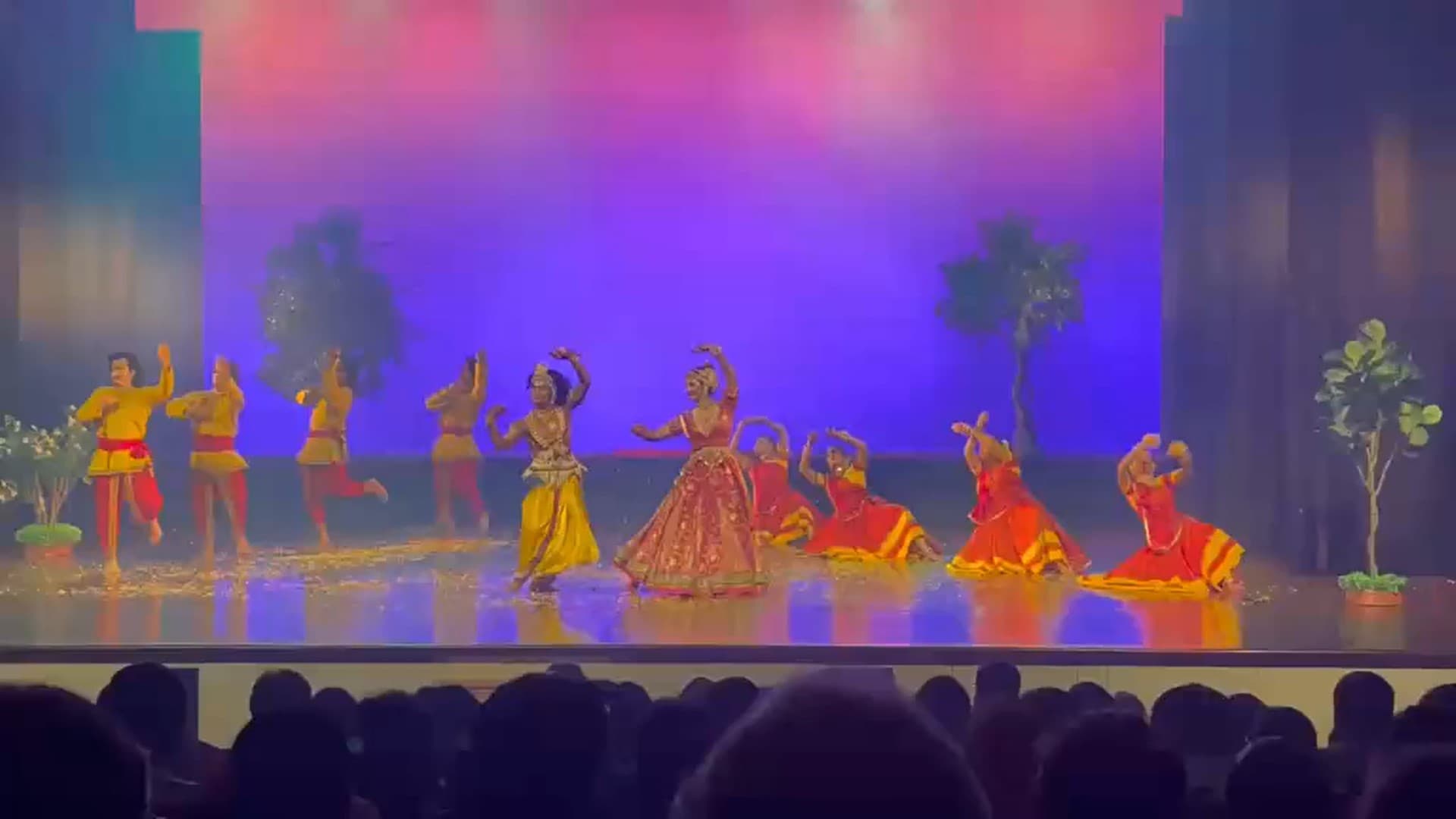 कृष्ण के जीवन के विविध रंगों की तलाश करती एक नृत्य नाटिका - शैलेश की समीक्षा कृष्ण के जीवन के विविध रंगों की तलाश करती एक नृत्य नाटिका - शैलेश की समीक्षा