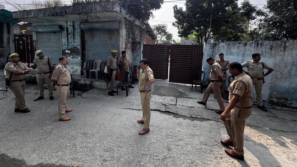 बरेली में हालात तनावपूर्ण, कई मुहल्ले पुलिस छावनी बने, शनिवार तक इंटरनेट बंद बरेली में हालात तनावपूर्ण, कई मुहल्ले पुलिस छावनी बने, शनिवार तक इंटरनेट बंद