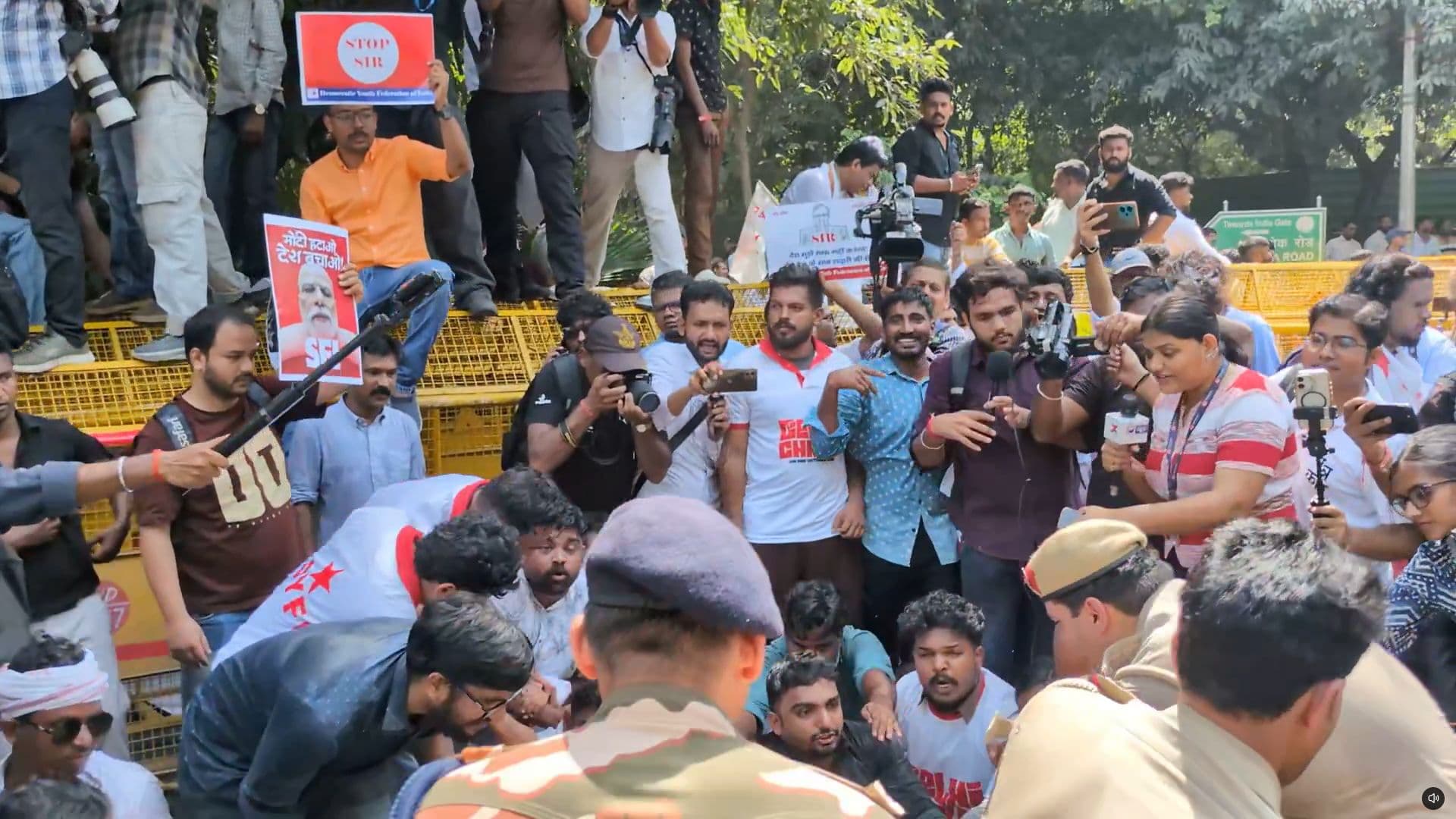 ज्ञानेश के खिलाफ प्रदर्शनः CJP के सौरव दास ने कहा- कितने मेट्रो स्टेशन बंद करोगे, लोग पैदल आयेंगे ज्ञानेश के खिलाफ प्रदर्शनः CJP के सौरव दास ने कहा- कितने मेट्रो स्टेशन बंद करोगे, लोग पैदल आयेंगे