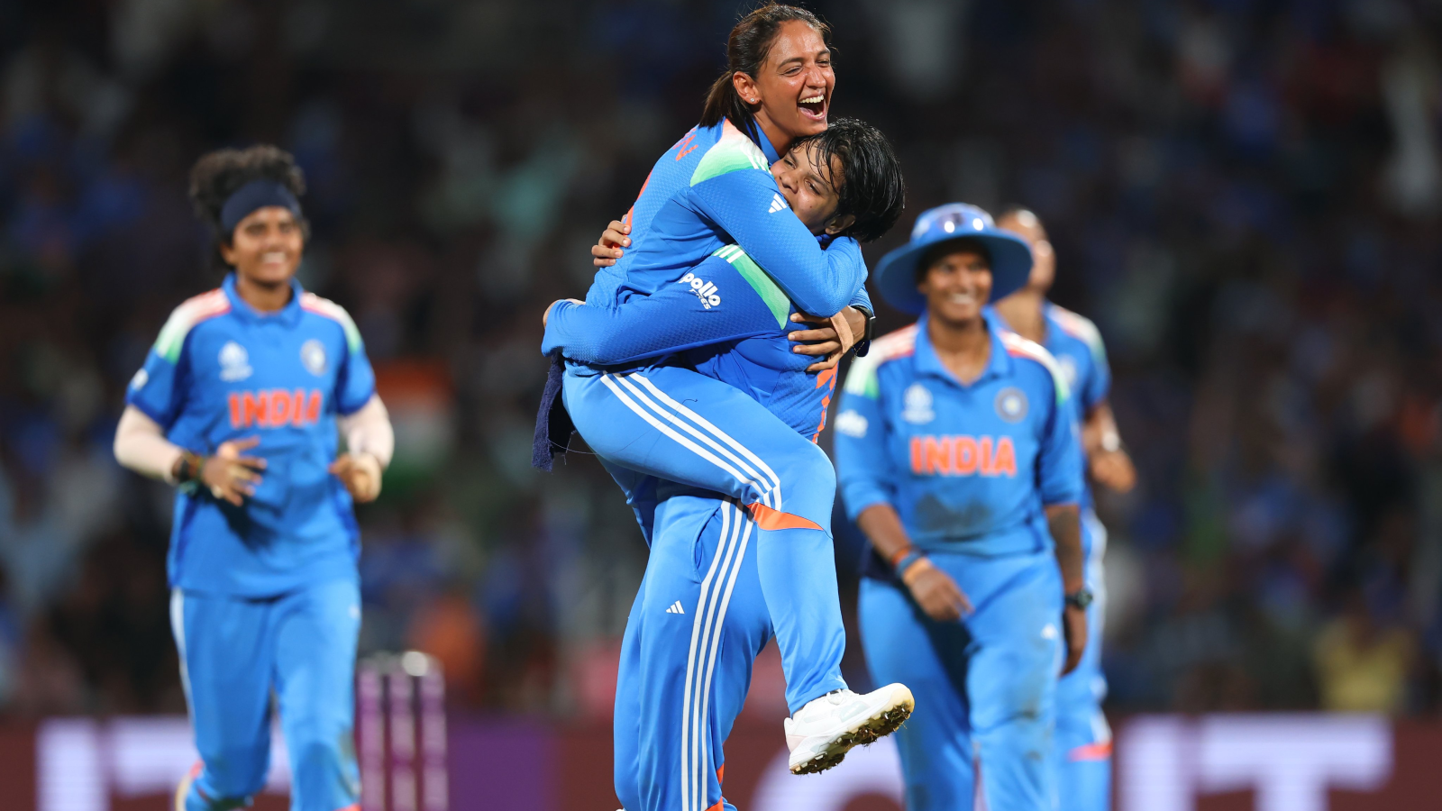 भारतीय महिला क्रिकेट टीम ने रचा इतिहास, दक्षिण अफ्रीका को हरा विश्व कप जीता भारतीय महिला क्रिकेट टीम ने रचा इतिहास, दक्षिण अफ्रीका को हरा विश्व कप जीता