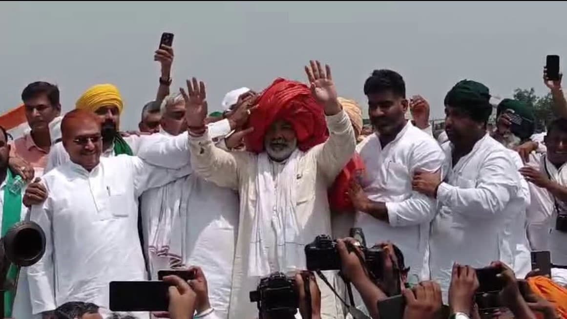 मुज्जफरनगर में शनिवार को राकेश टिकैत को पगड़ी पहनाई गई। मुज्जफरनगर में राकेश टिकैत की पगड़ी संभालने उमड़ पड़े किसान