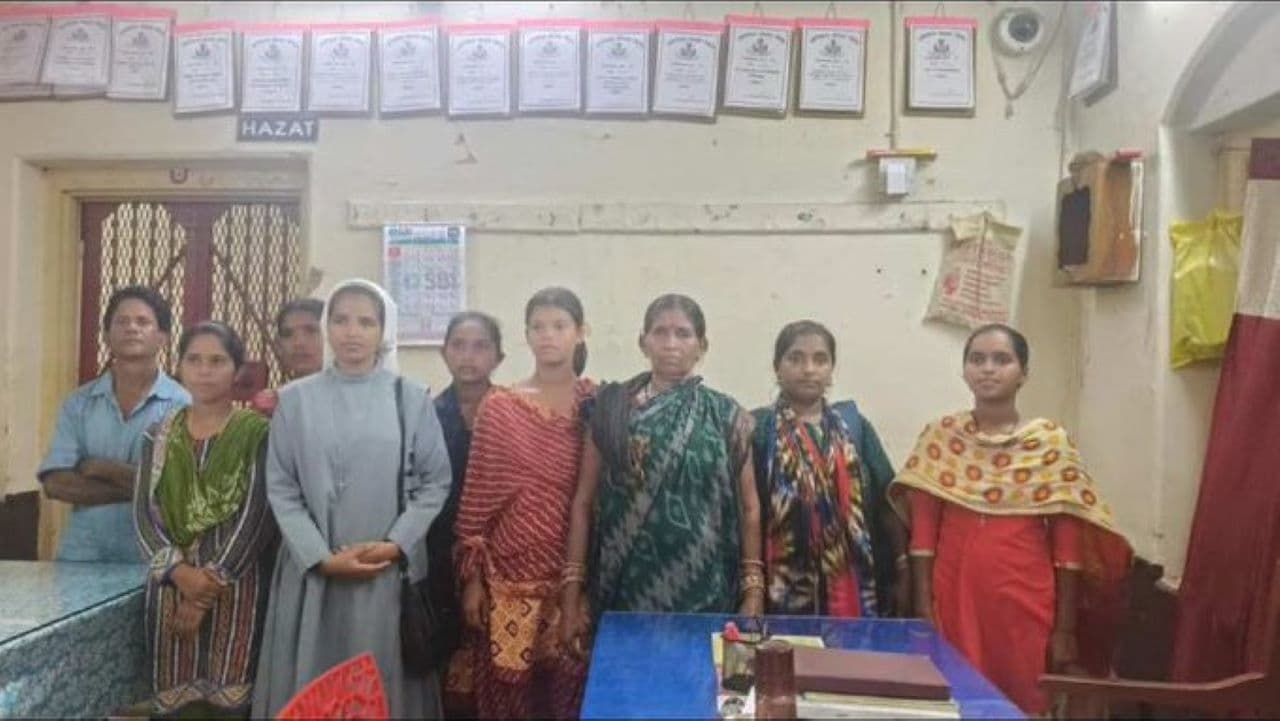 खुर्दा पुलिस थाने में नन के साथ ईसाई महिलाएं ओडिशाः ट्रेन में नन के साथ बजरंग दल के लोगों ने बदसलूकी की, पुलिस ने हिरासत में रखा