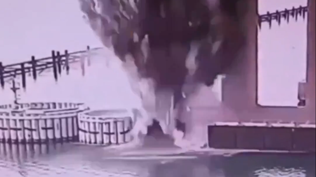 यूक्रेन ने पानी के भीतर 1100 किलोग्राम बम विस्फोट से क्रीमिया पुल पर वार किया यूक्रेन ने पानी के भीतर 1100 किलोग्राम बम विस्फोट से क्रीमिया पुल पर वार किया