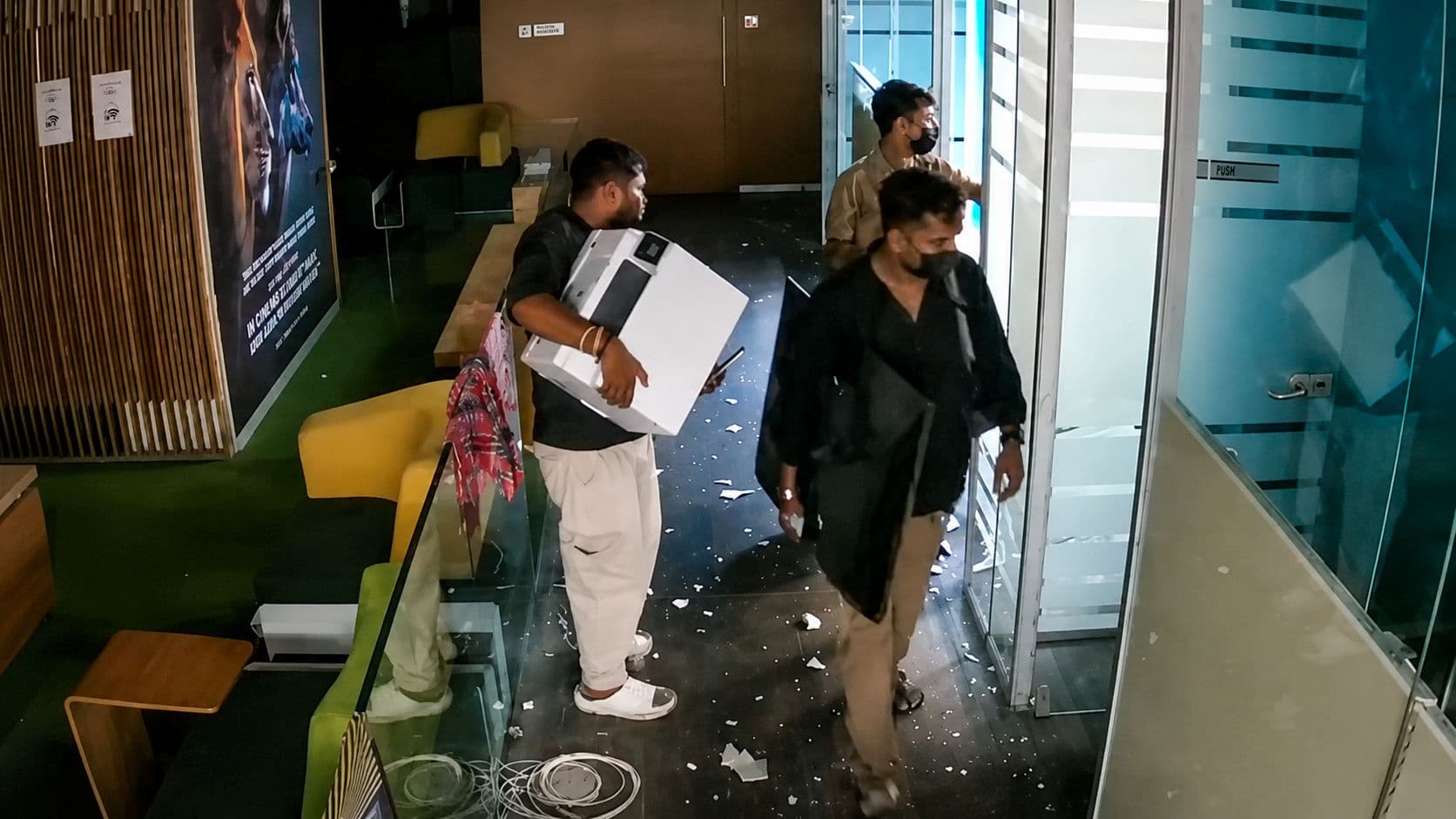 टीएमसी सांसद अभिषेक बनर्जी के कोलकाता दफ्तर में तोड़फोड़, बीजेपी पर आरोप टीएमसी सांसद अभिषेक बनर्जी के कोलकाता दफ्तर में तोड़फोड़, बीजेपी पर आरोप