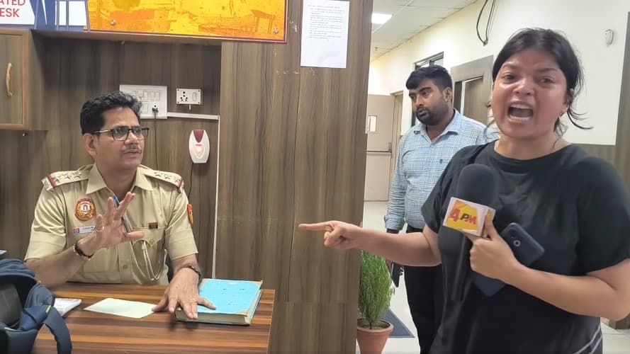 दिल्ली पुलिस पर दो महिला पत्रकारों शाहीन, नफीसा के साथ मारपीट का आरोप, प्रेस संगठनों ने की निंदा दिल्ली पुलिस पर दो महिला पत्रकारों शाहीन, नफीसा के साथ मारपीट का आरोप, प्रेस संगठनों ने की निंदा