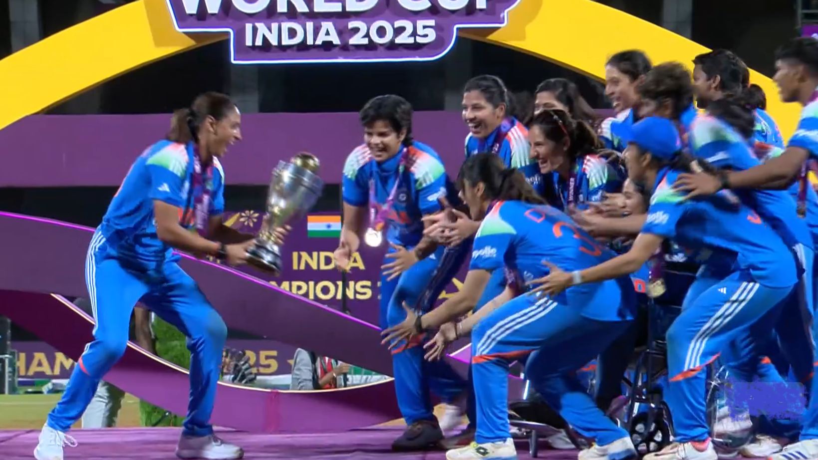 भारतीय महिला क्रिकेट टीम ने रचा इतिहास, दक्षिण अफ्रीका को हरा विश्व कप जीता भारतीय महिला क्रिकेट टीम ने रचा इतिहास, दक्षिण अफ्रीका को हरा विश्व कप जीता