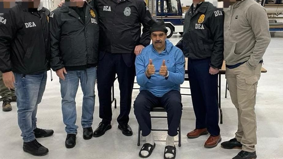 निकोलस मदुरो न्यूयॉर्क लाए गए, ट्रंप बोले- वेनेजुएला को अमेरिका 'चलाएगा' निकोलस मदुरो न्यूयॉर्क लाए गए, ट्रंप बोले- वेनेजुएला को अमेरिका 'चलाएगा'