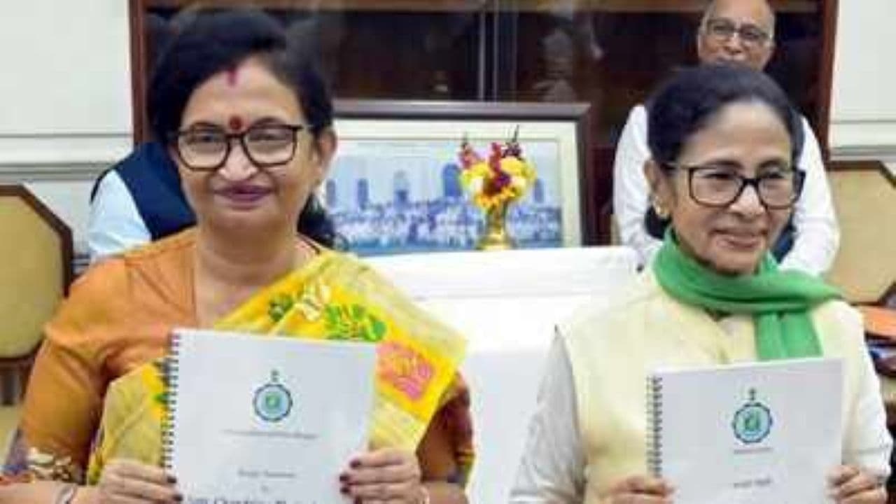 ममता को एक और झटका, बंगाल प्रदेश अध्यक्ष चंद्रिमा ने भी साथ छोड़ा ममता को एक और झटका, बंगाल प्रदेश अध्यक्ष चंद्रिमा ने भी साथ छोड़ा