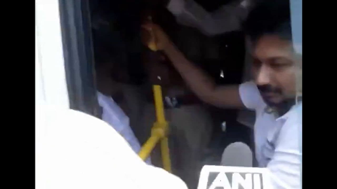एक्ट्रेस तृषा पर अश्लील टिप्पणी के आरोप में डीएमके नेता उदयनिधि स्टालिन गिरफ्तार एक्ट्रेस तृषा पर अश्लील टिप्पणी के आरोप में डीएमके नेता उदयनिधि स्टालिन गिरफ्तार
