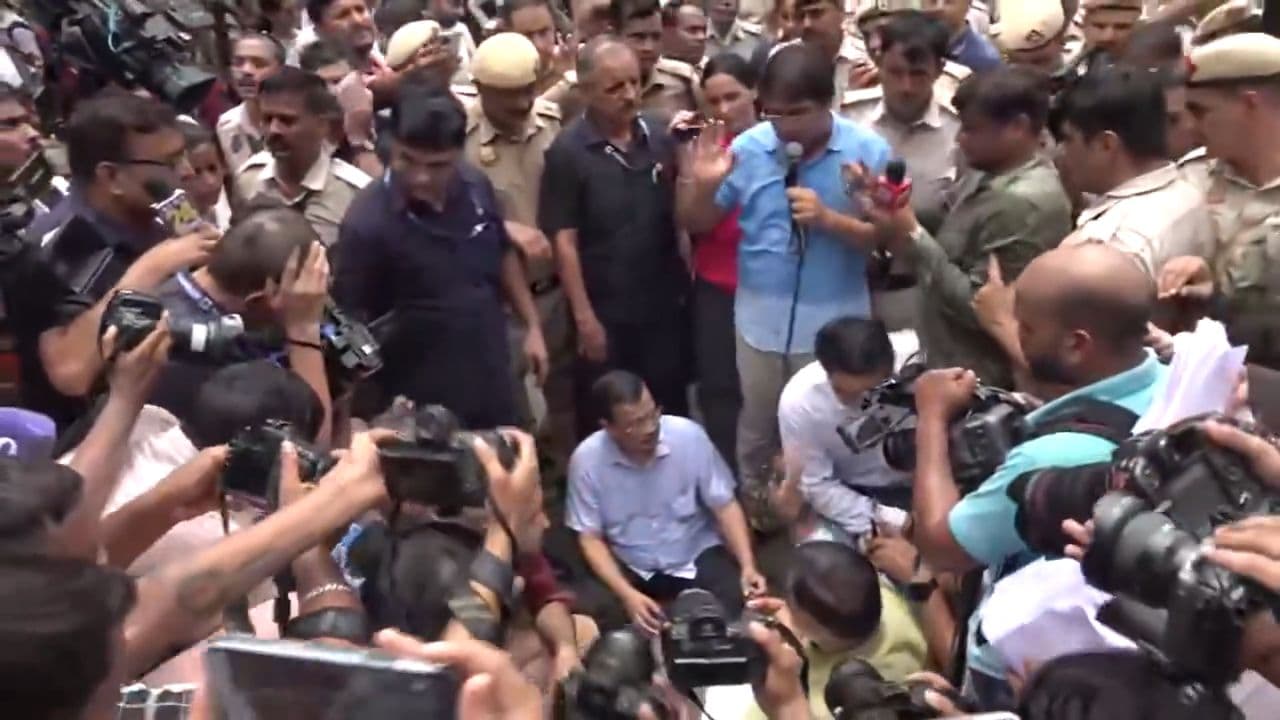 E20 विवादः आप के पीएम आवास मार्च को रोका, धरने पर बैठे केजरीवाल-सिसोदिया E20 विवादः आप के पीएम आवास मार्च को रोका, धरने पर बैठे केजरीवाल-सिसोदिया