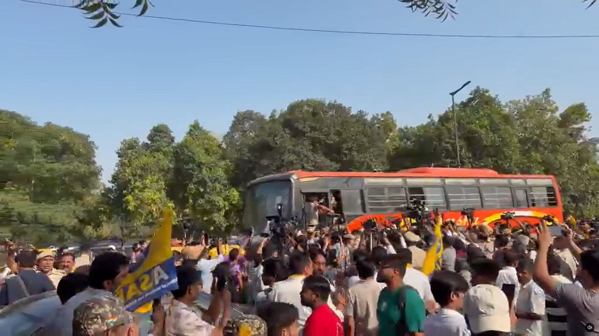 ज्ञानेश कुमार के खिलाफ दिल्ली में फिर उबाल, इंडिया गेट-जंतर-मंतर मार्च पुलिस ने रोका, सैकड़ों हिरासत में ज्ञानेश कुमार के खिलाफ दिल्ली में फिर उबाल, इंडिया गेट-जंतर-मंतर मार्च पुलिस ने रोका, सैकड़ों हिरासत में