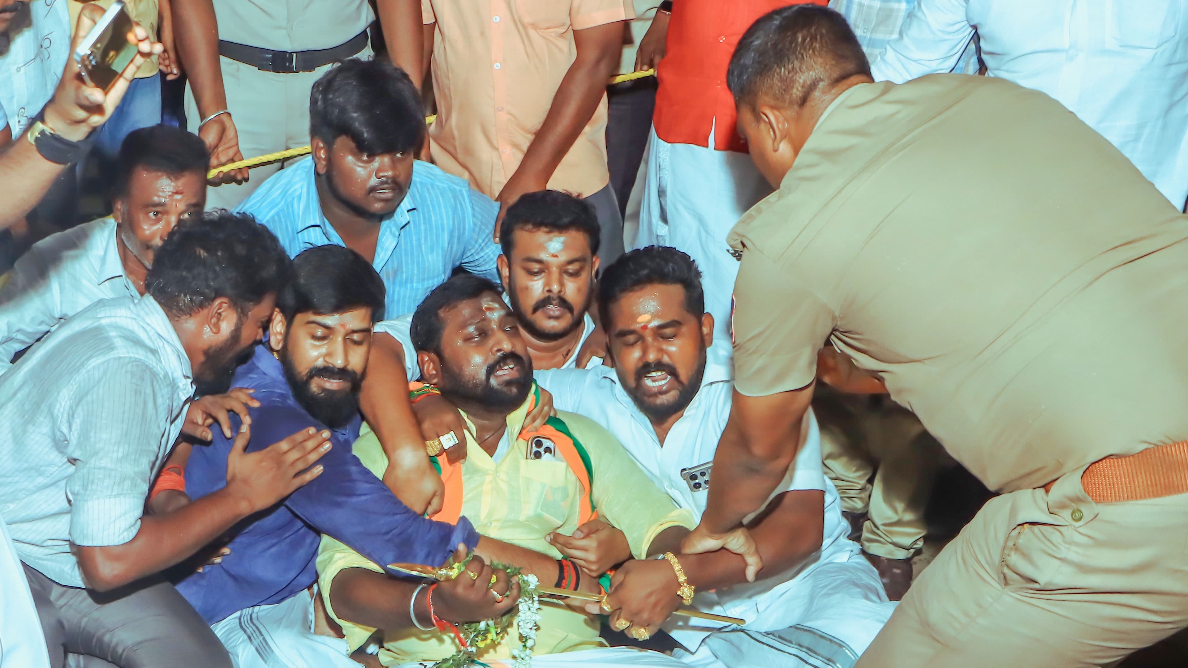 तमिलनाडु की पहाड़ी पर हिन्दू संगठनों को दीप जलाने की हाईकोर्ट ने दी अनुमति तमिलनाडु की पहाड़ी पर हिन्दू संगठनों को दीप जलाने की हाईकोर्ट ने दी अनुमति