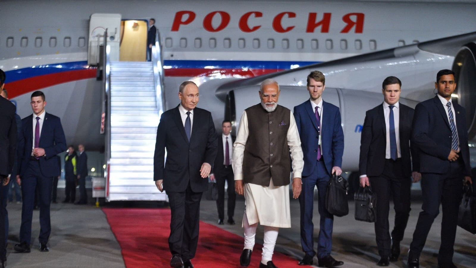 पुतिन पहुंचे, मोदी खुद एयरपोर्ट लेने पहुंचे, प्राइवेट डिनर के बाद काम की बातें कल पुतिन पहुंचे, मोदी खुद एयरपोर्ट लेने पहुंचे, प्राइवेट डिनर के बाद काम की बातें कल