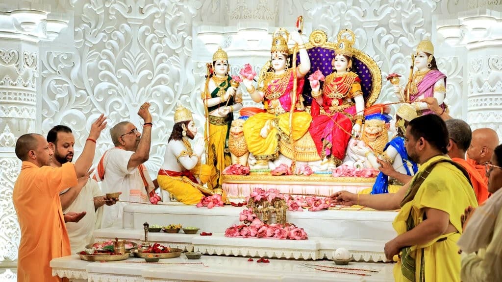 अयोध्या में राम दरबार प्राण प्रतिष्ठा के मौके पर सीएम योगी आदित्यनाथ अयोध्या में राम दरबार की प्राण प्रतिष्ठा, योगी का जन्मदिन, शंकराचार्य के सवाल