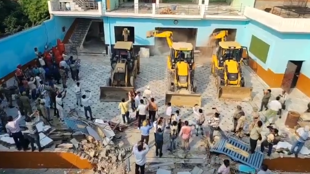 बरेली हिंसा: पोस्टर नहीं, कानून-व्यवस्था मुद्दा- पुलिस; आरोपी के बैंक्वेट हॉल पर बुलडोजर चला बरेली हिंसा: पोस्टर नहीं, कानून-व्यवस्था मुद्दा- पुलिस; आरोपी के बैंक्वेट हॉल पर बुलडोजर चला