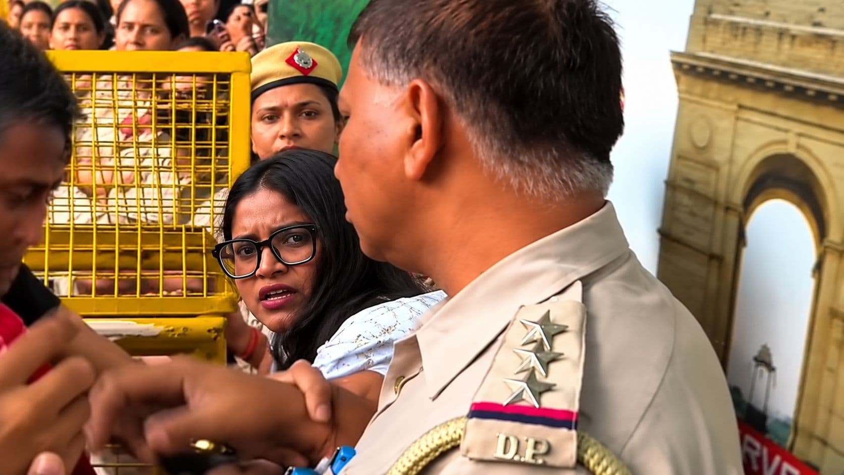 महिला पत्रकार हिरासत में, दिल्ली पुलिस के अफसर पर प्रदर्शन के दौरान लगाया था यौन उत्पीड़न का आरोप महिला पत्रकार हिरासत में, दिल्ली पुलिस के अफसर पर प्रदर्शन के दौरान लगाया था यौन उत्पीड़न का आरोप