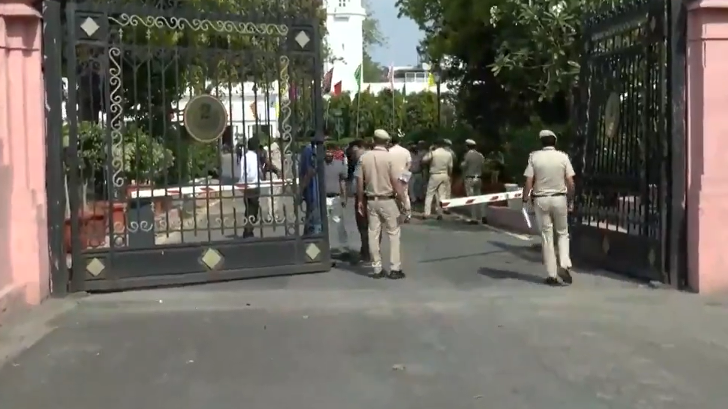 दिल्ली विधानसभा की सुरक्षा में लगी सेंध, कार गेट तोड़कर अंदर घुसी, भाग भी गयी दिल्ली विधानसभा की सुरक्षा में लगी सेंध, कार गेट तोड़कर अंदर घुसी, भाग भी गयी