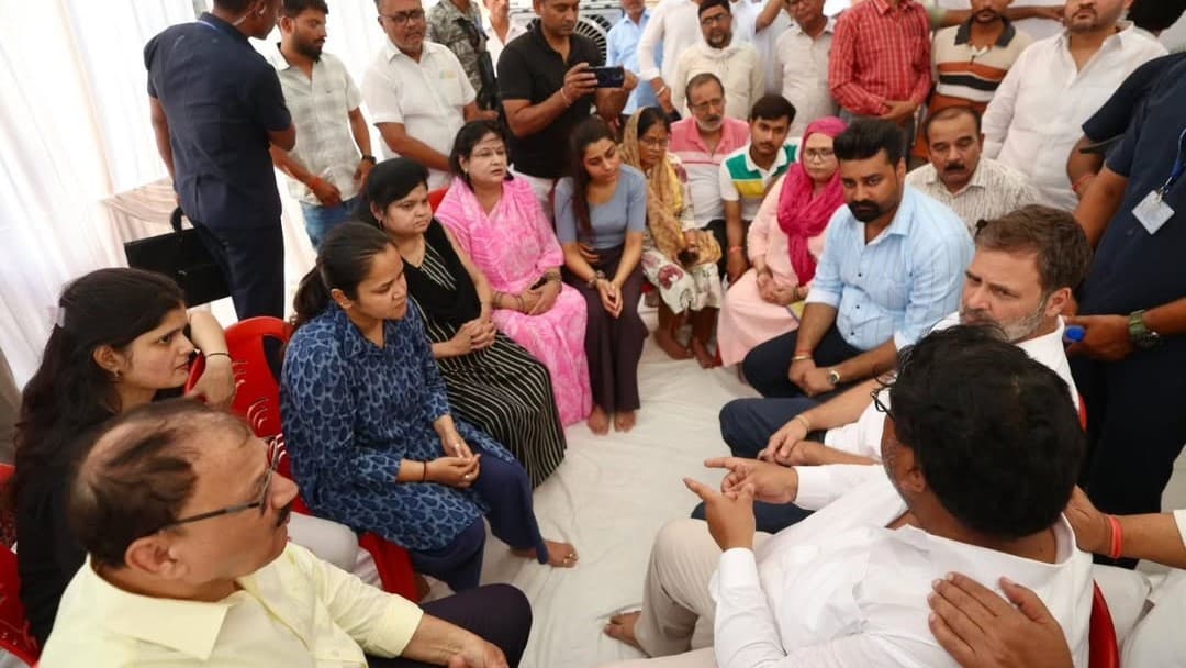 राहुल गांधी नरवाल के घर पहुंचे, कहा- देश को इंसाफ का इंतजार राहुल गांधी नरवाल के घर पहुंचे, कहा- देश को इंसाफ का इंतजार