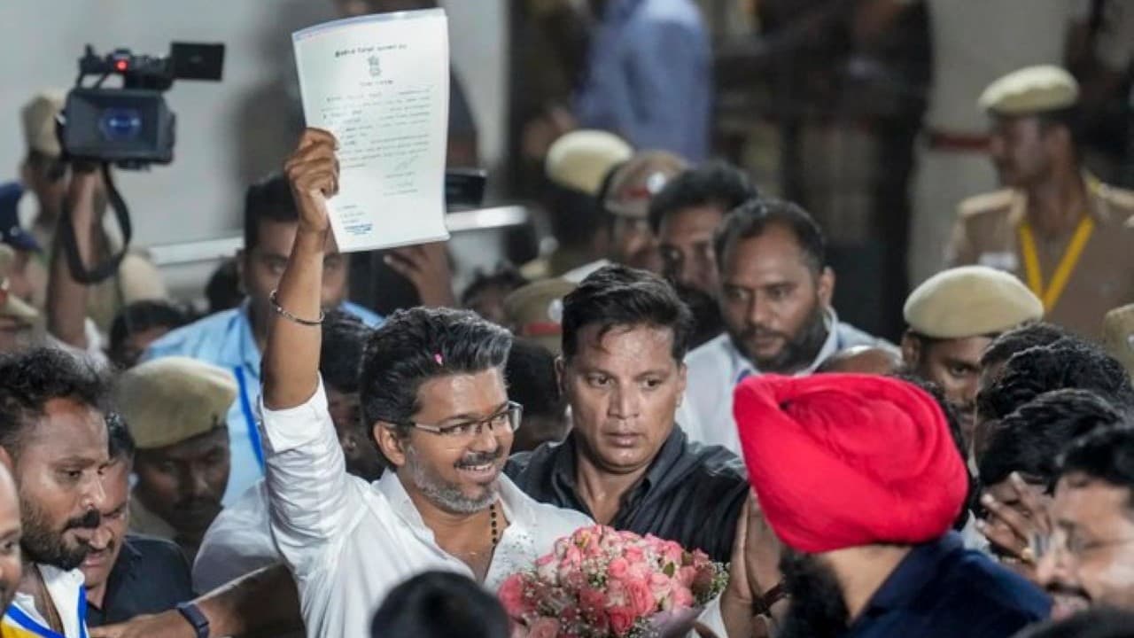 तमिलनाडुः TVK को कांग्रेस समर्थन के बावजूद 'विजय सरकार' की तस्वीर साफ नहीं तमिलनाडुः TVK को कांग्रेस समर्थन के बावजूद 'विजय सरकार' की तस्वीर साफ नहीं