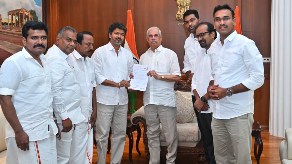 विजय ने तमिलनाडु सरकार बनाने का पेश किया दावा, कांग्रेस का समर्थन मिला विजय ने तमिलनाडु सरकार बनाने का पेश किया दावा, कांग्रेस का समर्थन मिला