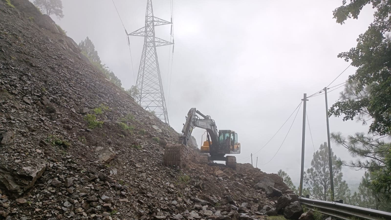 उत्तरकाशी में 28 पर्यटक लापता, बारिश ने राहत कार्य रोका, हिमाचल में सड़कें बंद उत्तरकाशी में 28 पर्यटक लापता, बारिश ने राहत कार्य रोका, हिमाचल में सड़कें बंद