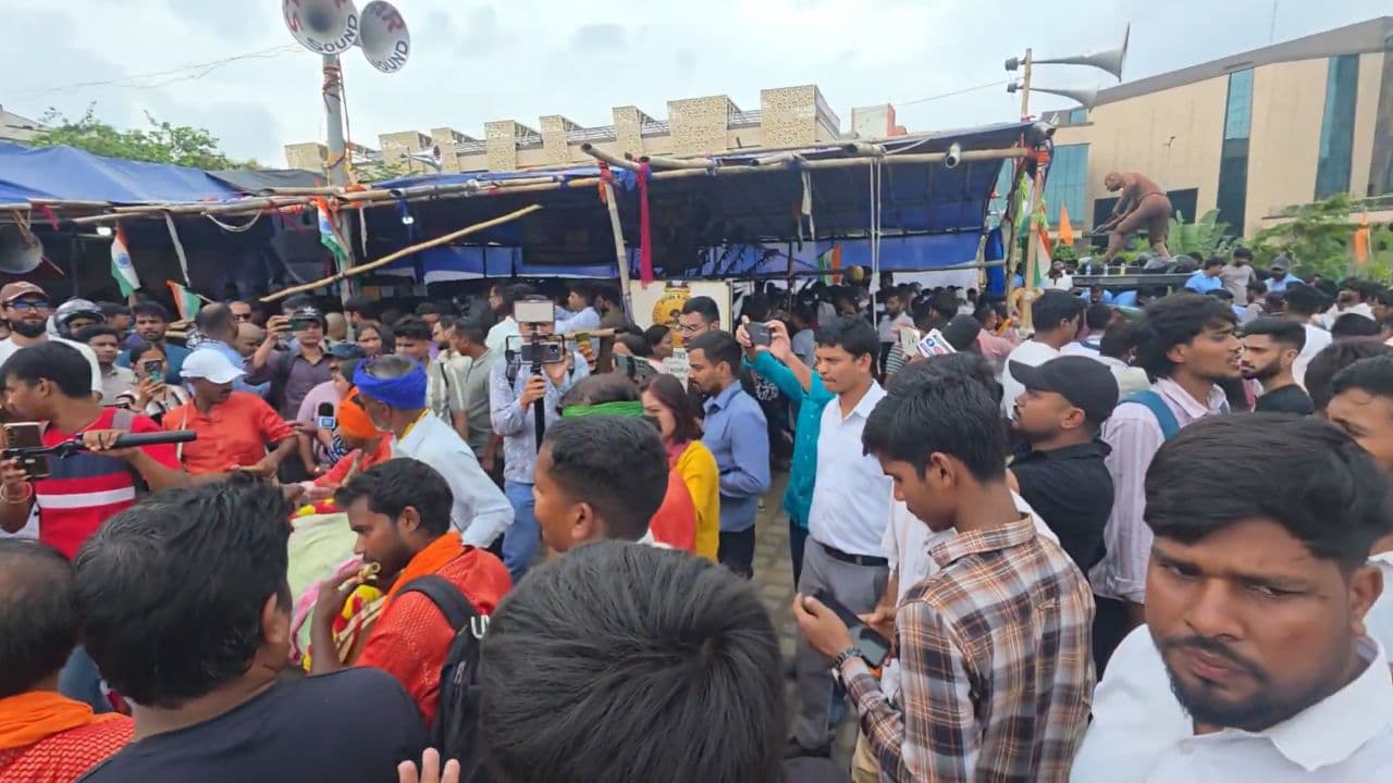 झारखंड के आंदोलनकारी छात्रों ने दबाव बढ़ाया, सीएम हेमंत सोरेन का इस्तीफा मांगा, 10 को घेरेंगे विधानसभा झारखंड के आंदोलनकारी छात्रों ने दबाव बढ़ाया, सीएम हेमंत सोरेन का इस्तीफा मांगा, 10 को घेरेंगे विधानसभा