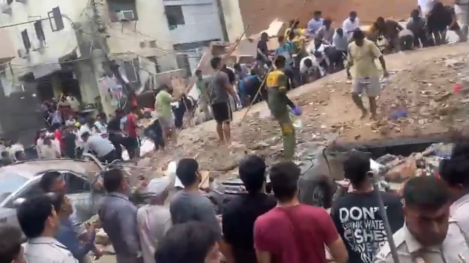 दिल्ली के सत्य निकेतन में इमारत ढही, मलबे में कई लोगों के फंसे होने की आशंका; रेस्क्यू ऑपरेशन जारी दिल्ली के सत्य निकेतन में इमारत ढही, मलबे में कई लोगों के फंसे होने की आशंका; रेस्क्यू ऑपरेशन जारी