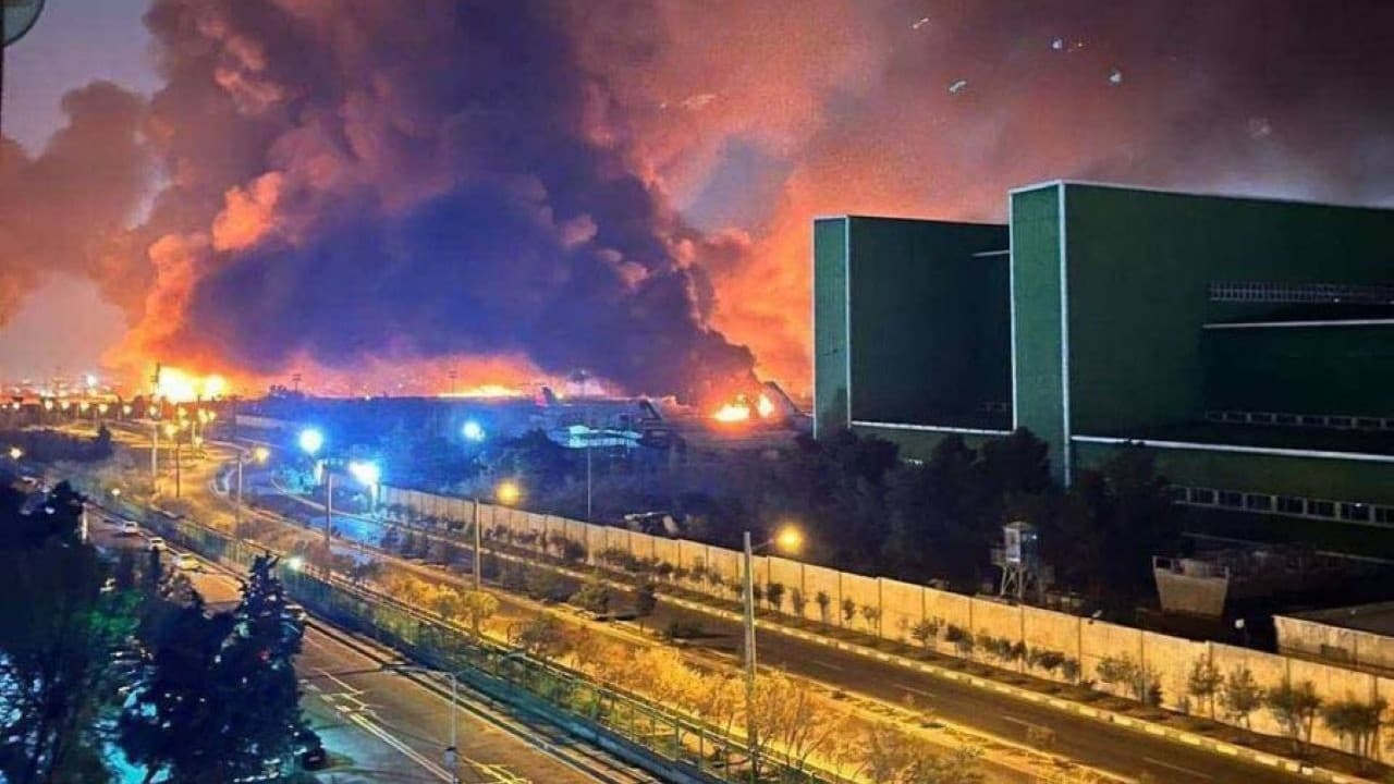 Live तेहरान हवाई अड्डे पर बम बरसे, ईरान के खाड़ी देशों पर हमले जारी Live तेहरान हवाई अड्डे पर बम बरसे, ईरान के खाड़ी देशों पर हमले जारी