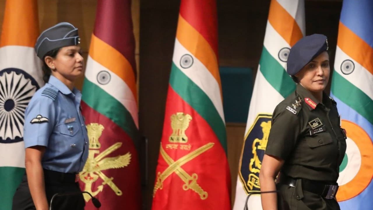 कर्नल सोफिया कुरैशी (दाएं) और विंग कमांडर व्योमिका सिंह (बाएं) ऑपरेशन सिंदूरः कौन हैं कर्नल सोफिया कुरैशी और विंग कमांडर व्योमिका सिंह